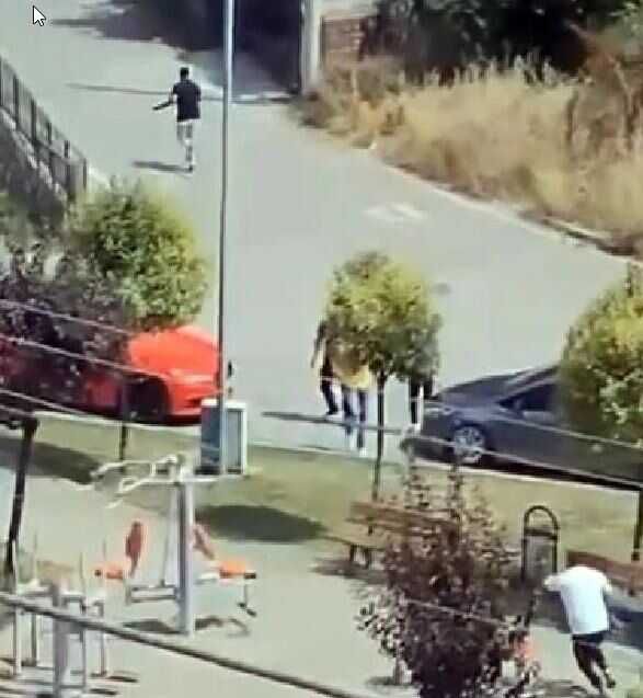 Çocuk parkında dehşet anları! Silahlı çatışma çıktı, 2 kişi yaralandı