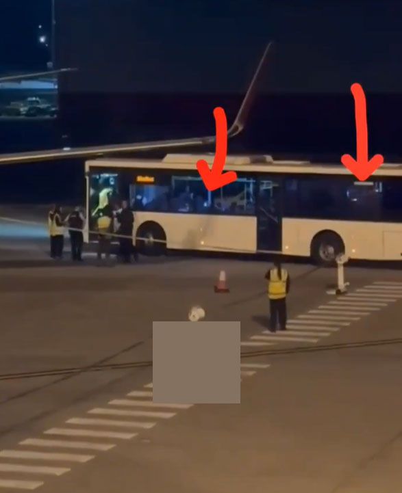 Ülkelerine dönmek üzere yola çıkan İranlı kadın futbolcular, otobüsün camından cep telefonlarıyla SOS işareti yaptı