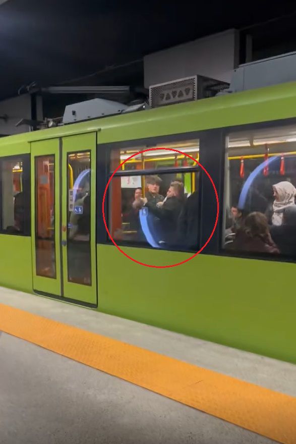 Metroda Yaşlı Adamla Tartışan Genç Yolcu Darp Edilip Dışarı Atıldı