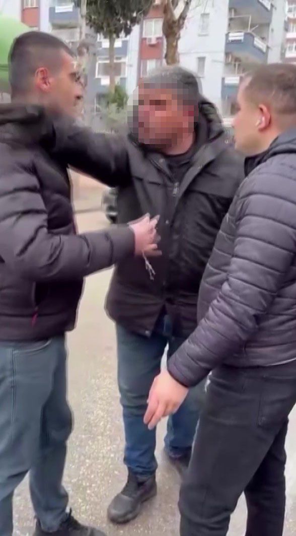 Trafikte tartıştığı servis aracının camını kaskıyla kırdı