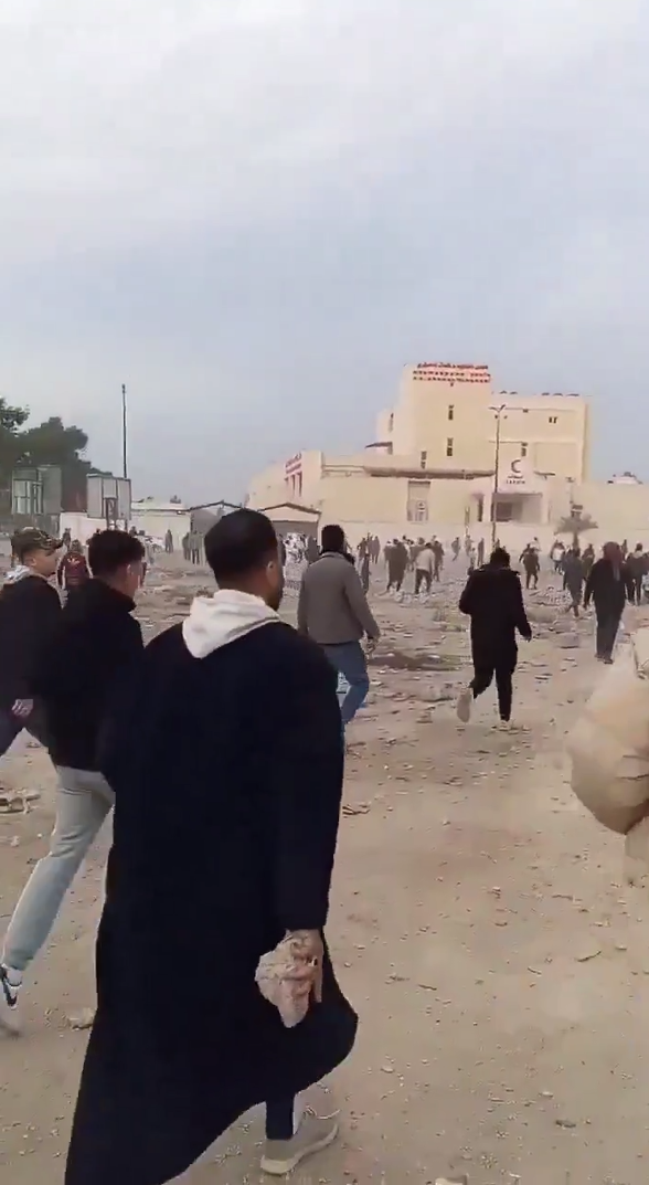 Münbiç'te halk teröristleri taş ve sopalarla kovalamaya başladı