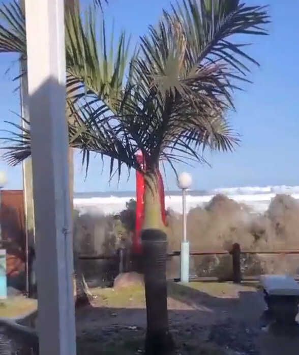 Güney Afrika'da Dev Dalgaların Vurduğu Olayda Bir Kadın Hayatını Kaybetti