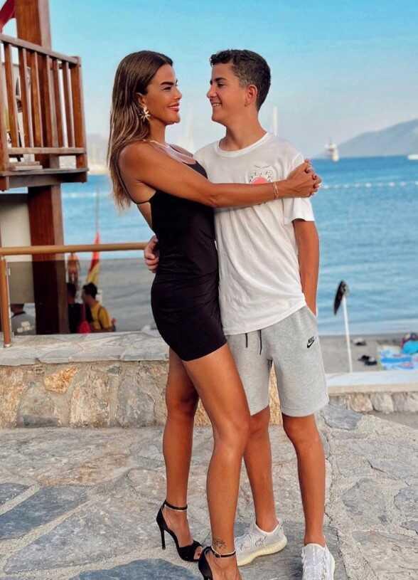 Özlem Yıldız, oğluna 'Çirkin' diyen takipçisine tepki gösterdi: Allah kimseye kalp çirkinliği vermesin