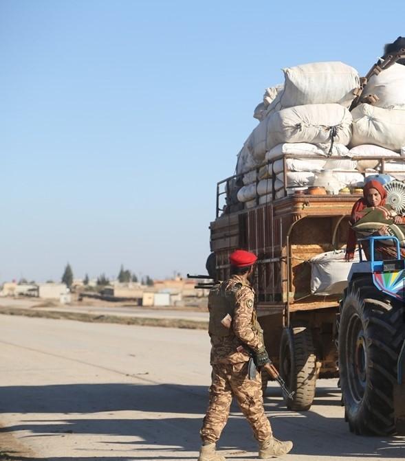 Suriye'de YPG'ye rağmen insani koridor açıldı, binlerce sivil yollara düştü