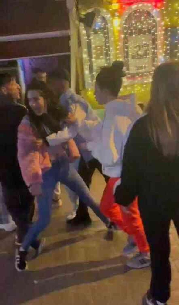 Sevgilisini, aldatırken yakalayan genç kadın ortalığı birbirine kattı