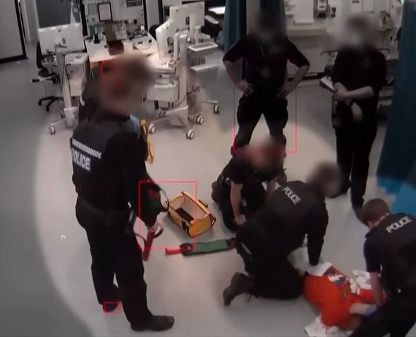 Kelepçeli hasta, polis tarafından hastanede öldürüldü