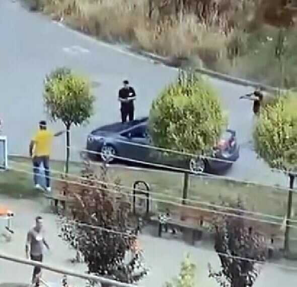 Çocuk parkında dehşet anları! Silahlı çatışma çıktı, 2 kişi yaralandı