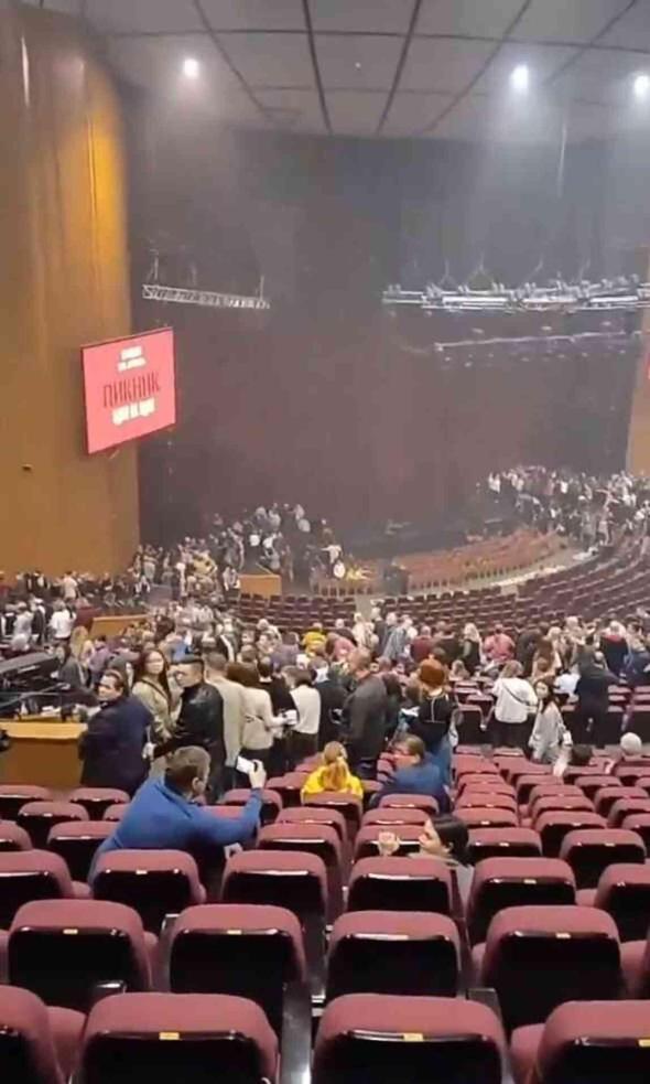 Moskova'daki terör saldırısından ilk görüntüler! Sivillerin üzerine böyle ateş açtılar