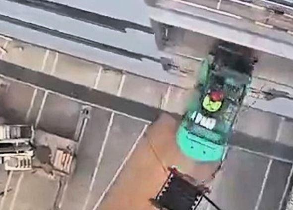 Forklift operatörü, yüksek platformdan yere çakılarak can verdi