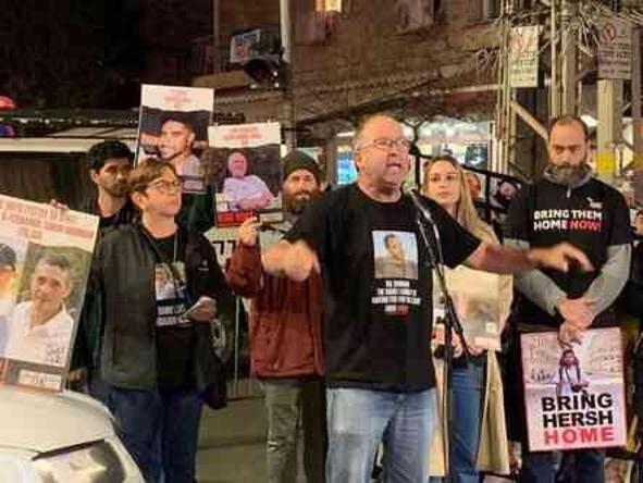 Netanyahu'nun evinin önüne çadır kuran rehine yakınları, rehineler serbest kalana kadar çadırda kalacaklarını söyledi