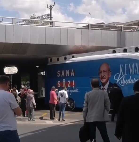 CHP seçim otobüsü köprüye sıkıştı