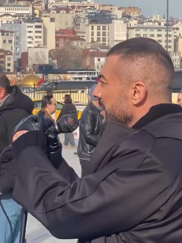 İstanbul'un göbeğinde şarkı söyledi, kim olduğunu fark eden şaştı kaldı
