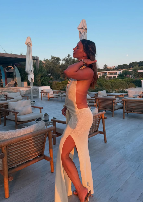 Ünlü oyuncu Yunanistan tatilinde giydiği yırtmaçlı elbise ile ağızları açık bıraktı