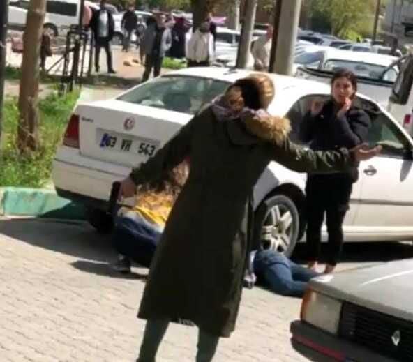 Sokak ortasında kan donduran olay! Kadın, öldürdüğü adamın başında bekledi