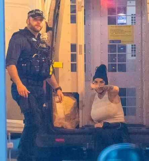 Ünlü model, Türkiye dönüşü ülkesinde apar topar gözaltına alındı