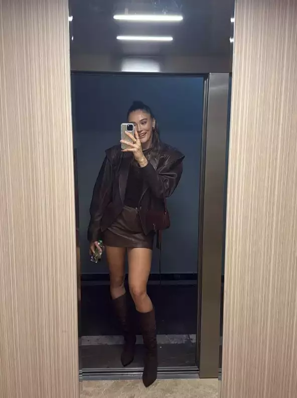 Zehra Güneş'in mini etekli asansör pozu hayranlarını ikiye böldü