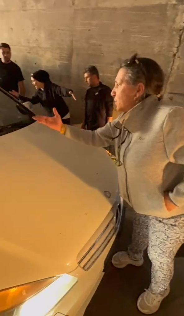 Birbirine yol vermeyen inatçı sürücüler trafiği kilitledi