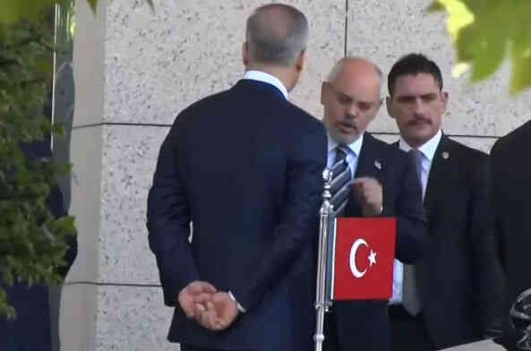 Sisi'yi karşılamak için havalimanında bekleyen Bakan Fidan'ın rahat tavırları dikkat çekti