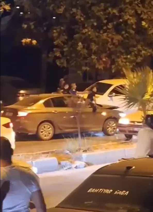 Anne-babasını dövdü, 5 araca çarpıp 1 kişiyi rehin aldı