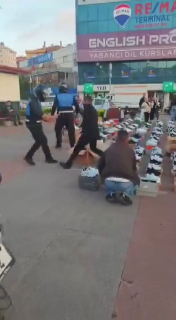 Seyyar satıcı zabıtaya bıçak çekti, polis müdahale etti