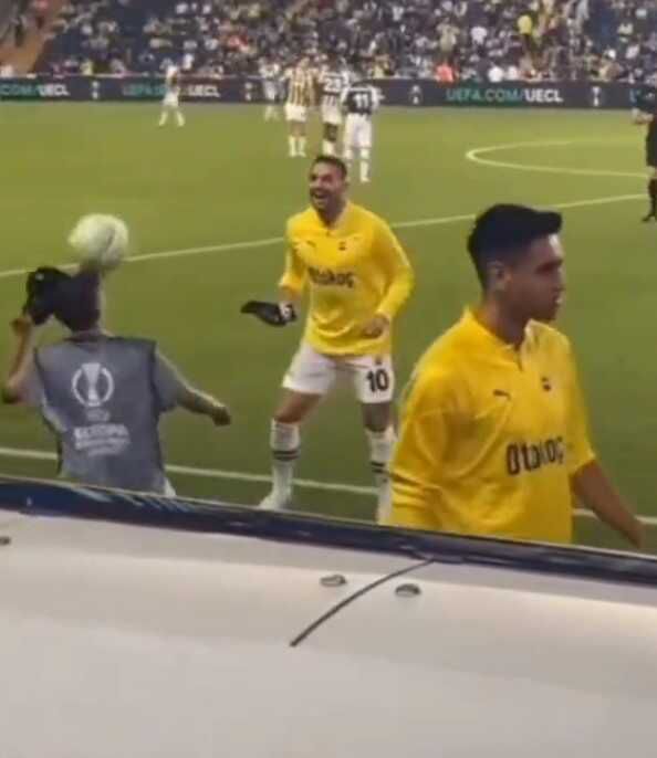 Tadic'in top toplayıcı çocuğa yaptığı jest taraftarı mest etti: Seni sevmeyelim de taşa mı dönelim