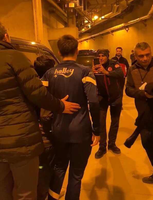 Futbolseverler birbiriyle yarıştı! Olimpiyat Stadı'nın çıkışında Arda Güler çılgınlığı!