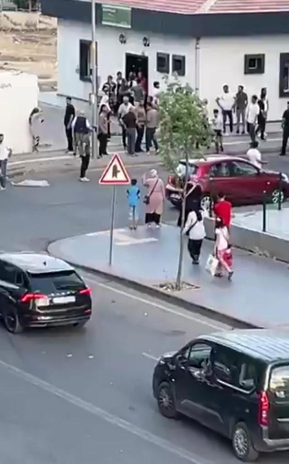 Ağlayan bebeğini susturmak için dışarı çıkan adam kurşunların arasında kalarak can verdi