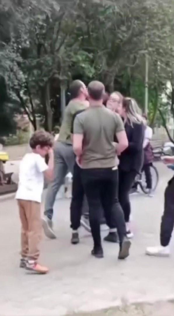 Çocuk parkında dehşet! Kadınlara tekme ve yumruklarla saldırdı