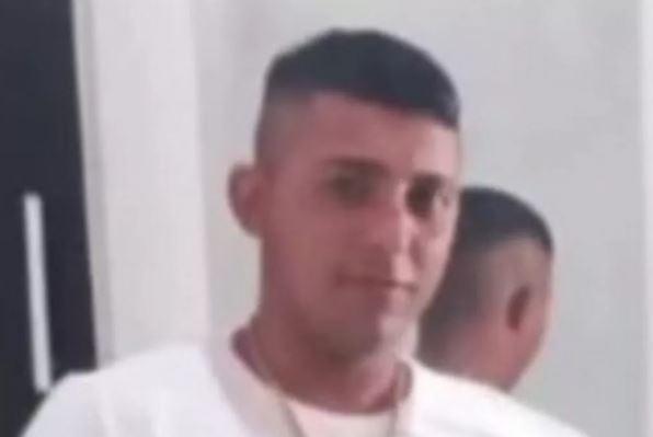 Ölen adamın cesedi, cenaze töreni sırasında düşmanları tarafından ateşe verildi