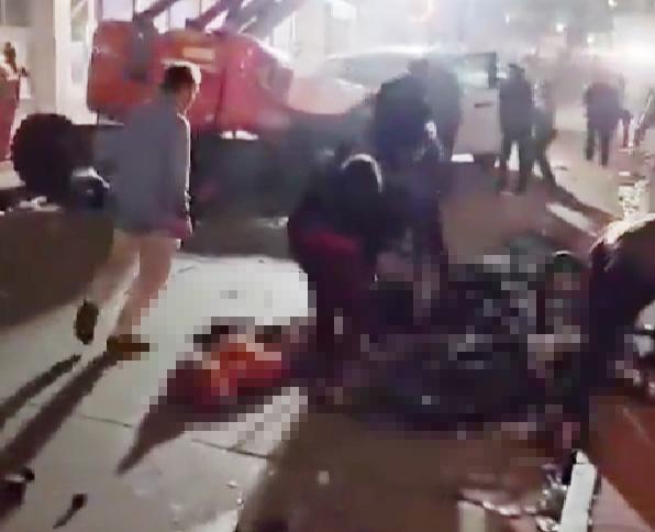 ABD'de bir araç kalabalığın arasına daldı! 10 kişi öldü 30 kişi yaralandı