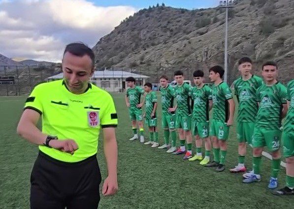 Sahada sağlık görevlisinin olmadığını gören hakemi yaptığı hareket takdir topladı