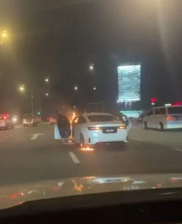 Tartıştığı eşinin aracını yol ortasında ateşe verdi