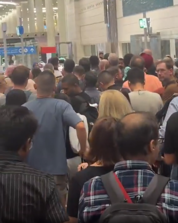 Savaş Körfez'e sıçradı! Lüks oteli füzeler vurdu, havalimanında kaos yaşanıyor