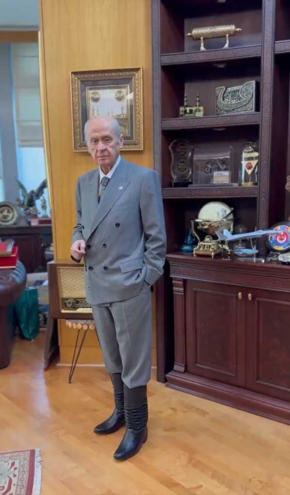 Çizmelerini giyen MHP lideri Bahçeli, 'Kıbrıs Türk'tür' notuyla video paylaştı