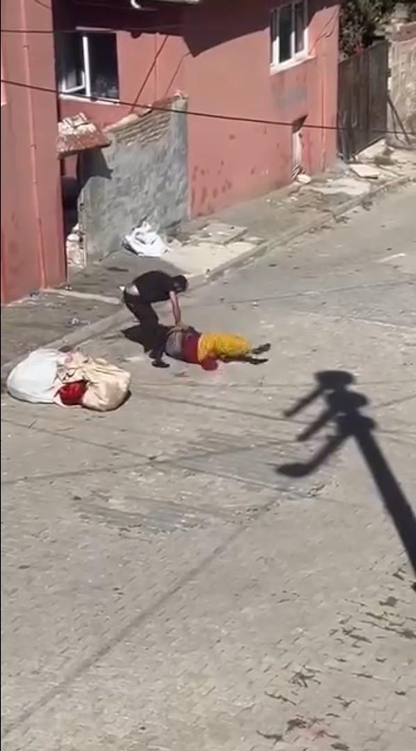 Eşini sokak ortasında bayılıncaya kadar dövdü