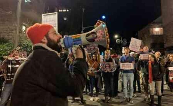 Netanyahu'nun evinin önüne çadır kuran rehine yakınları, rehineler serbest kalana kadar çadırda kalacaklarını söyledi