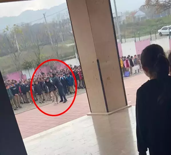 İnfial yaratan görüntü! Okul müdürü yakasından tuttuğu öğrenciyi yere savurdu