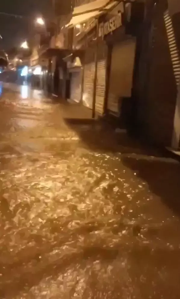 Sarı kodla uyarılan kentte denizle kara birleşti, tarihi çarşı göle döndü