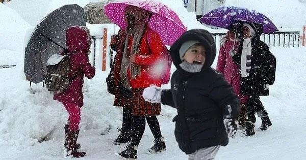 Kar yağışı nedeniyle okullar tatil edildi