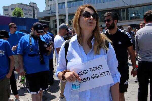 İngiliz ve İtalyan taraftarlar, Taksim'de bilet peşinde! Herkesin gözü tuttukları kağıda takıldı