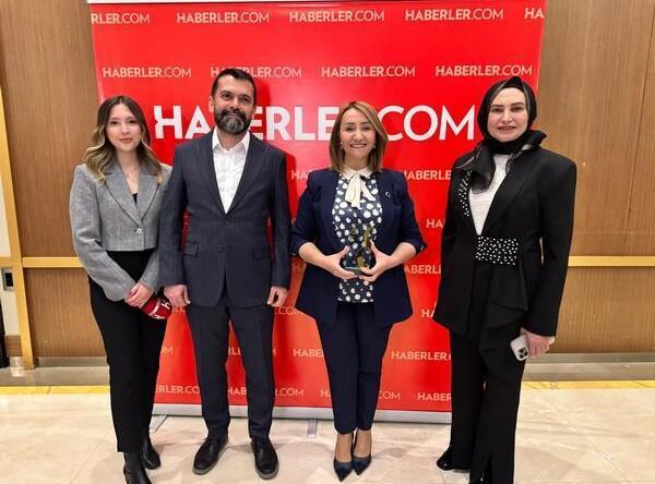 Pazaryeri Belediye Başkanı Zekiye Tekin, Kayseri'deki Ödül Töreninde Konuştu