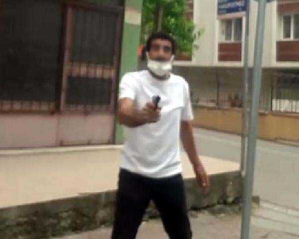 Boşanma aşamasındaki eşine silah çekip arabaya bindirmeye çalıştı...Korku dolu anlar kamerada