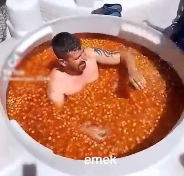 Çıplak halde zeytin tankının içine giren adam gözaltına alındı