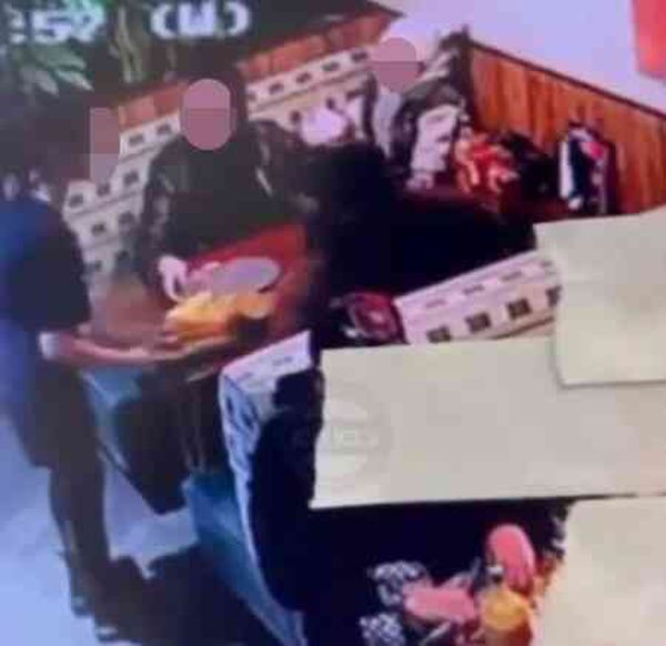 Erkek müşteri, kendisine yemek getiren kadın garsonun yüzüne tabak fırlattı