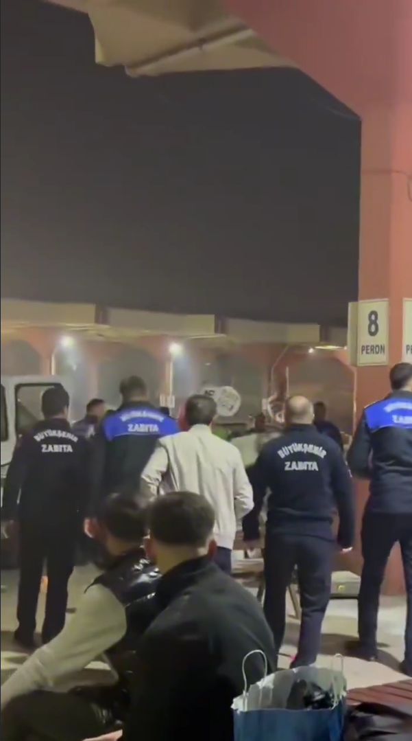 Yılancı Osman yılanlarını Zabıta'nın üstüne saldı