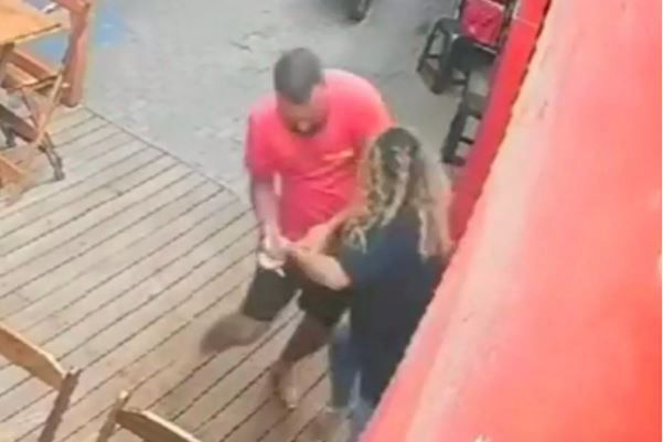 Eski sevgilisini öldürmeye çalışan kadın kendi silahıyla can verdi