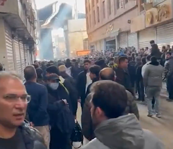 Komşuda tansiyon yüksek! Kapalı Çarşısı esnafı protestolara katılıp 'Özgürlük' sloganı attı