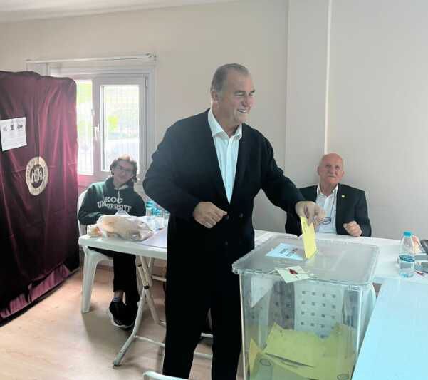 Türk futbolunun efsanesi Fatih Terim oy kullandı, sosyal medya yıkıldı