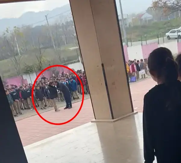 İnfial yaratan görüntü! Okul müdürü yakasından tuttuğu öğrenciyi yere savurdu