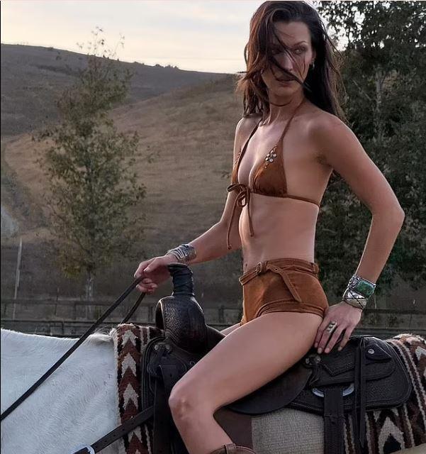 Bella Hadid, bikini üstü ve mini şortla at üzerinde poz verdi